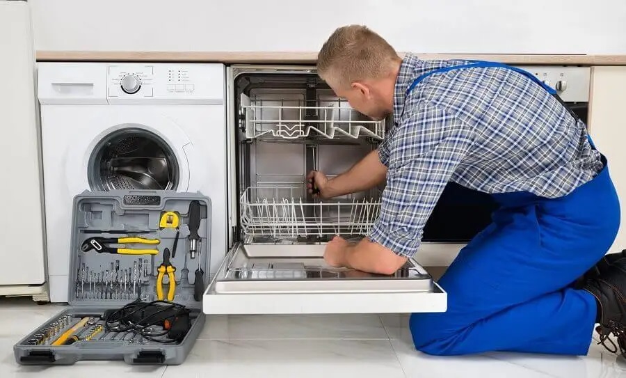 Sapanca Hotpoint servisi teknisyen ekibi beyaz eşya tamiri yaparken